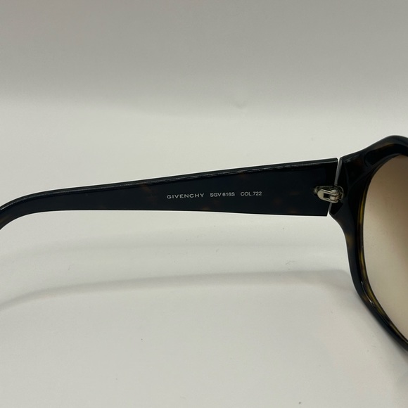 Givenchy Sunglasses SGV616S - Picture 4 of 9